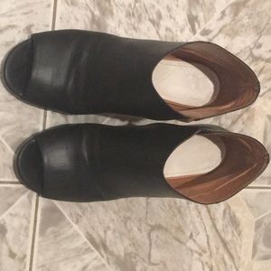 Women’s shoes with side zipper. Size 37, fits 6.5